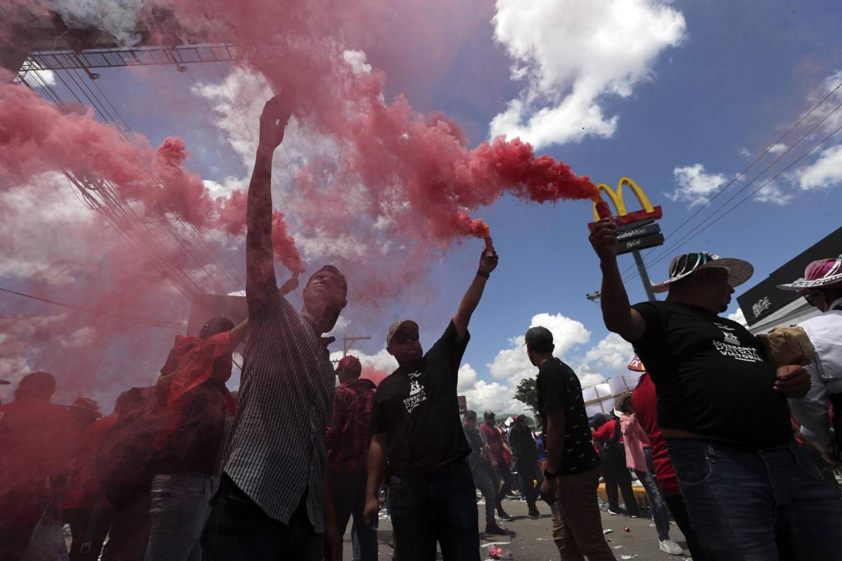 Según constató EFE, miles de manifestantes se concentraron en las afueras de la Casa Presidencial para respaldar a Castro y rechazar el intento de golpe de Estado denunciado por la mandataria el 3 de septiembre, horas después de que la ONG estadounidense InSight Crime divulgará un video que muestra a su cuñado, Carlos Zelaya, en una reunión con narcotraficantes negociando un soborno para el partido.