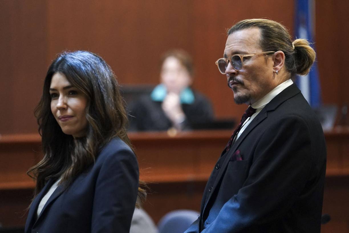 Camille Vasquez es una abogada de 37 años que ha desempeñado un papel destacado en los tribunales de Virginia.. Aquí junto al actor estadounidense Johnny Depp después de una pausa en el juicio por difamación contra su exesposa Amber Heard.
