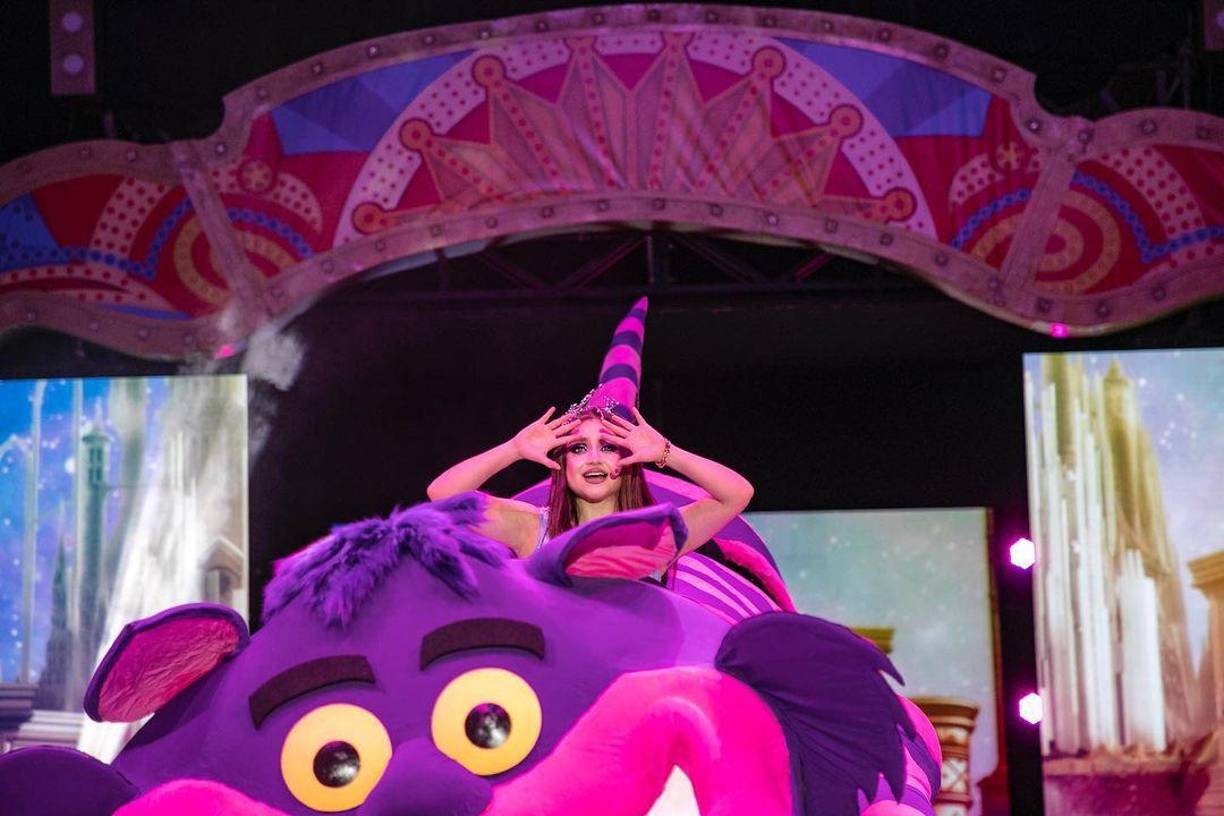 Karol hizo en vivos de redes sociales desde Perú, y en ocasiones respondía a los cuestionamientos de por qué no admitía su noviazgo con Emilio y por qué no le mandaba mensajes de apoyo por su estancia en La Casa de los Famosos. Ella se le limitaba a responder que se la pasaba trabajando, que no le daba tiempo para ver las retransmisiones del programa ni ver redes sociales, pero que Emilio sabía de su trabajo y su apoyo a la distancia.