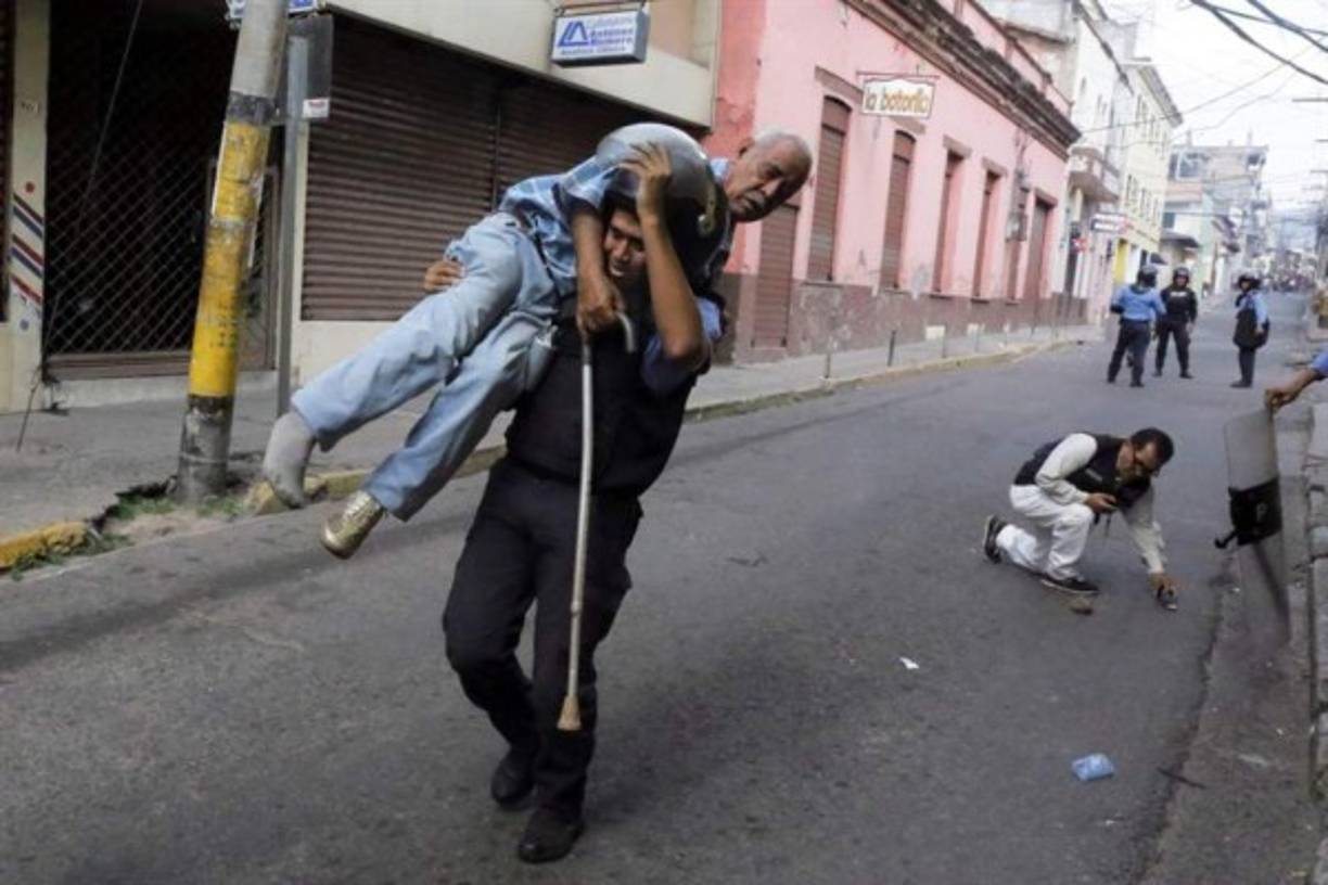 Este ciudadano auxilia a una persona de la tercera edad que se encontraba en el centro de la capital hondureña.