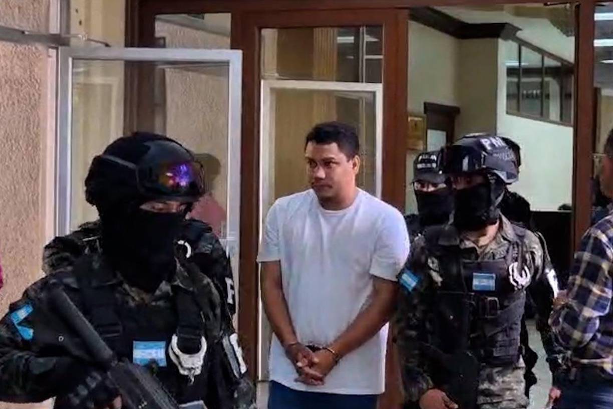 El hondureño es requerido por la Justicia estadounidense debido a cargos que incluyen “distribución de 40 gramos o más de fentanilo”, “distribución de una sustancia que contenga 40 gramos o más de propanamida” y “distribución de 40 gramos o más de piperidinil”.