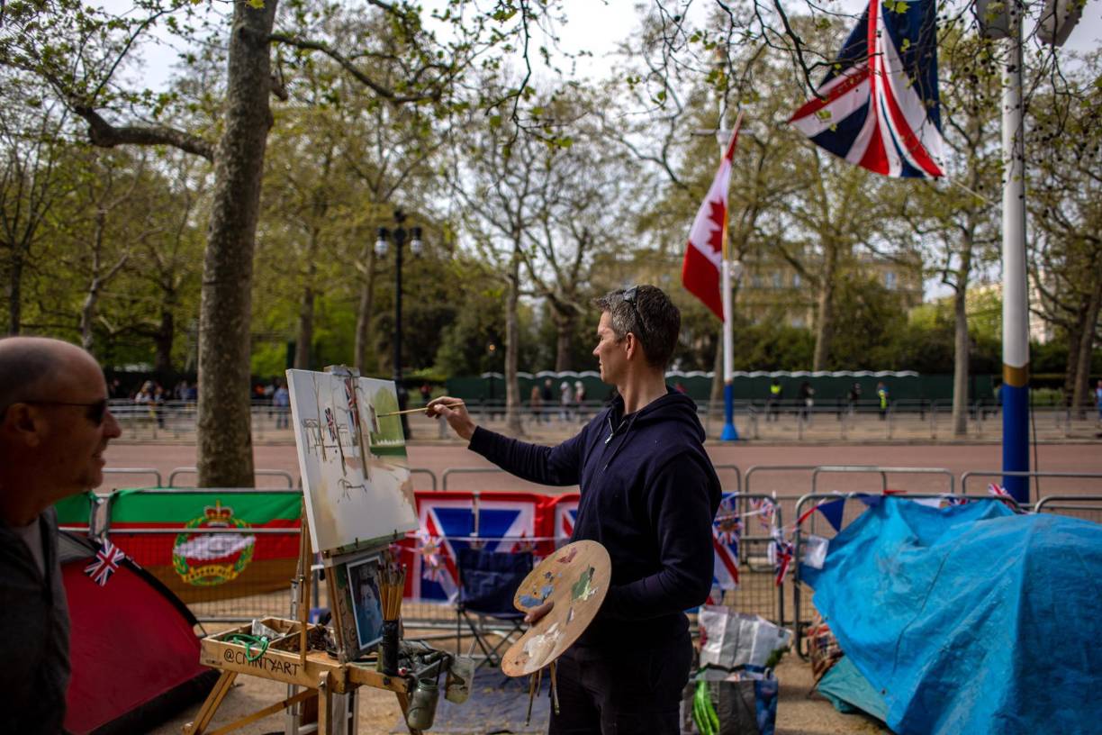 Poco a poco comienzan a llegar los visitantes, quienes, incluso mediante el arte, intentan comunicar su afinidad con los nuevos reyes del Reino Unido. 