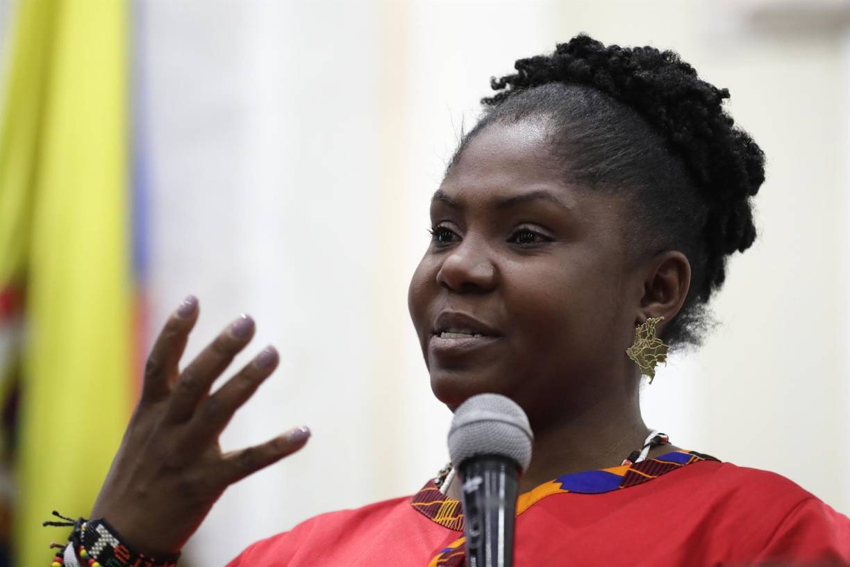 Nacida en una familia pobre del departamento del Cauca (suroeste), Márquez fue madre soltera a los 16 años, huyó de su tierra amenazada de muerte, limpió casas para sobrevivir y estudió derecho antes de abrirse paso en la política. 