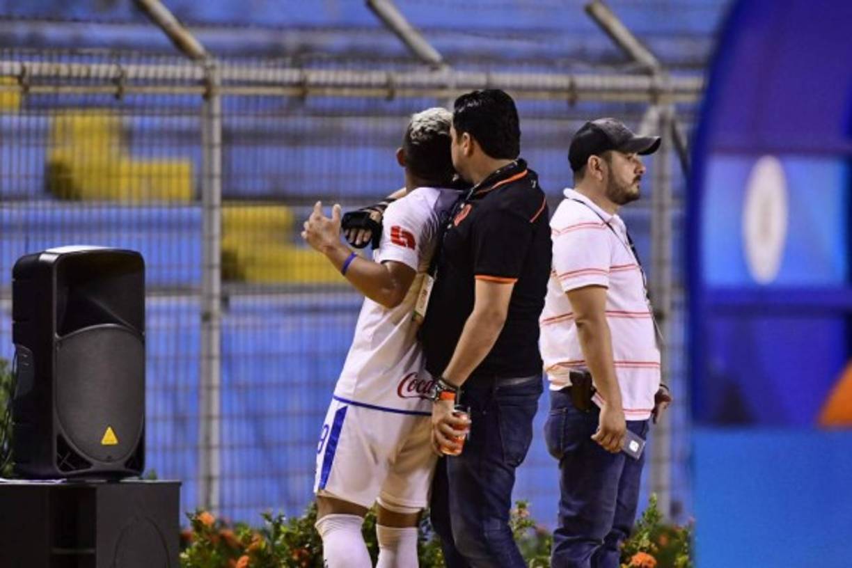 German 'Patón' Mejía se enfadó luego de su expulsión y tuvo que ser sujetado por un miembro del Olimpia. Foto Yoseph Amaya