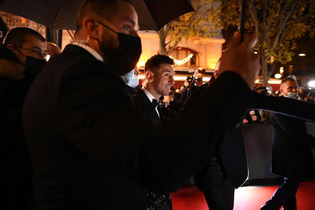 Lionel Messi saliendo muy feliz de la Gala del Balón de Oro 2021.