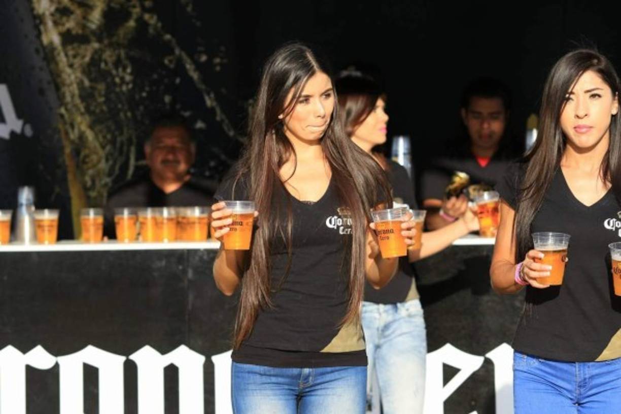 Bellas modelos destacan en los corredores del coloso de Santa Úrsula.