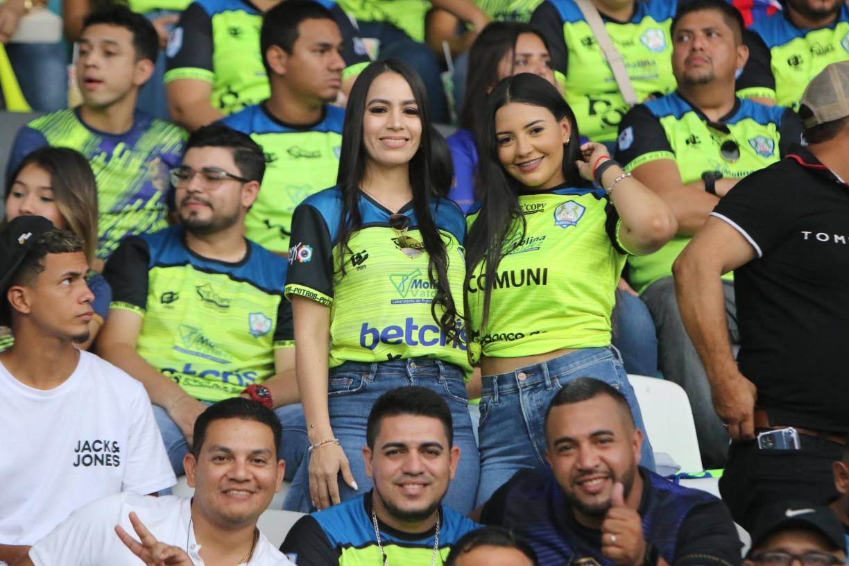Erika Cabrera (izquierda) y Spehanie Lobo (derecha), son pareja sentimental de Mario Martínez y Cristian Cálix, jugadores de los Potros del Olancho FC.