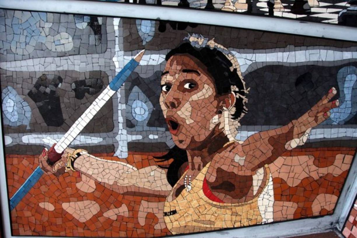 Una atleta en lanzamiento de jabalina.