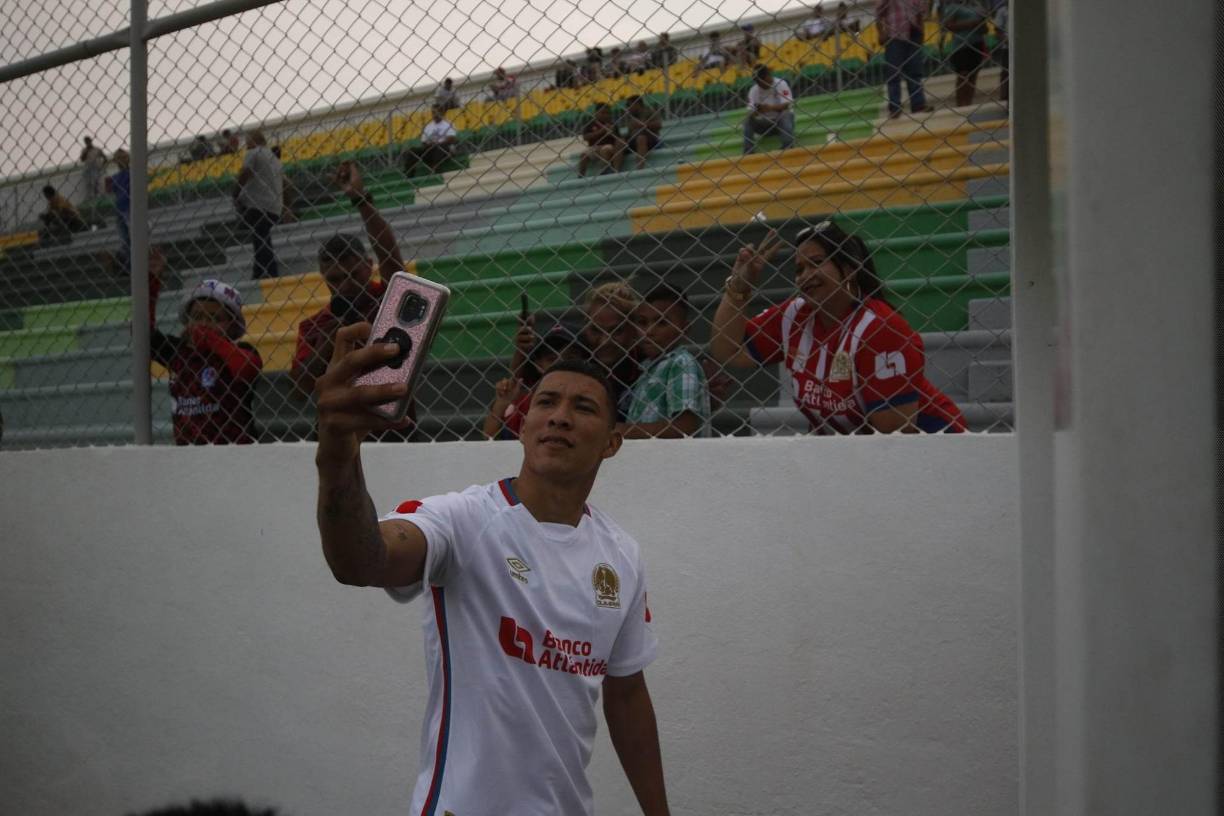 Respeto: Kevin López le agarró el celular a una aficionada y tuvo el gran gesto de tomarse una selfie con ella. 