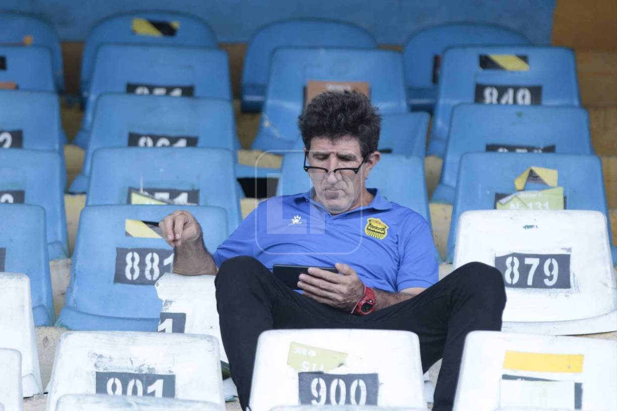 Héctor Vargas estuvo en las graderías ya que no pudo estar por sanción.