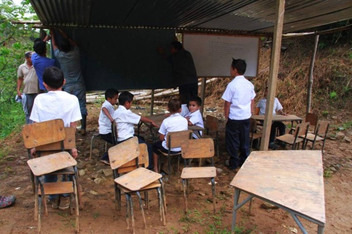 “Pedimos que nos ayuden, ya que los niños no pueden tener sus clases en esas condiciones. Solo nos dicen que el centro está en planes, pero no nos cumplen”. <br/>