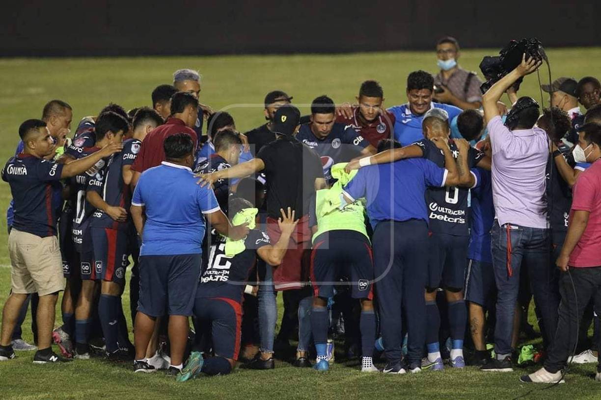 El cuerpo técnico y futbolistas del Motagua se reunieron en el centro del campo para realizar una oración.