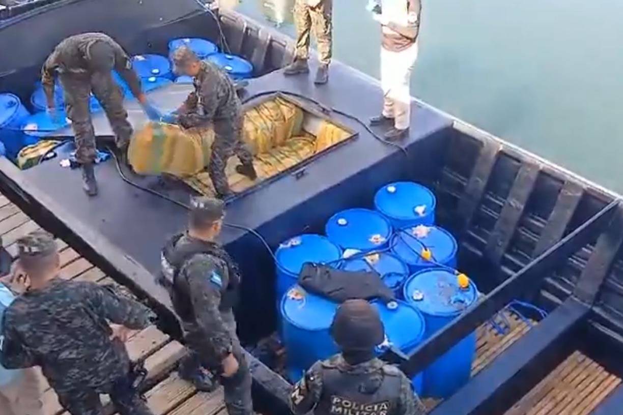 La embarcación fue interceptada por la Fuerza Naval de Honduras al norte de la isla de Guanaja, departamento de Islas de la Bahía, en el Caribe de Honduras, precisó la Secretaría de Defensa.