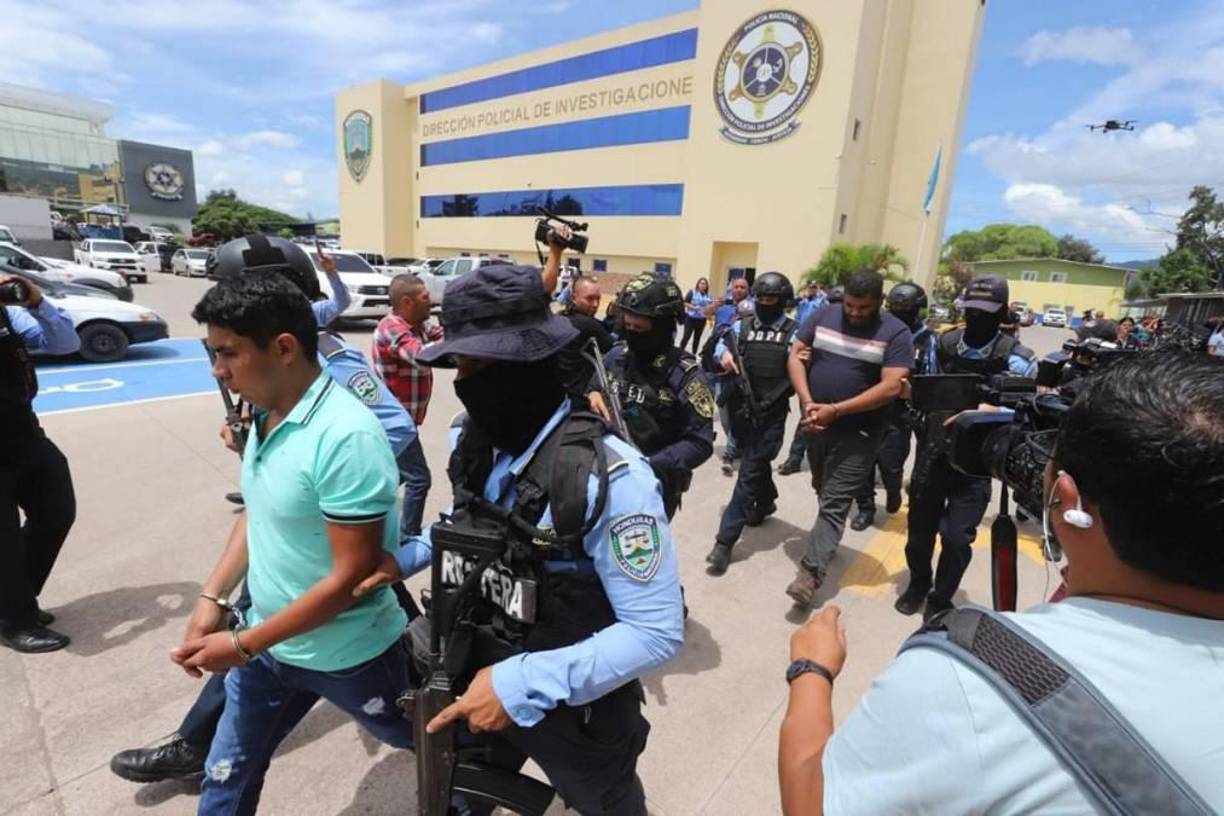 Una de las operaciones ocurrió en la colonia Arturo Quezada de Comayagüela. Se capturaron a dos de los sospechosos mediante un allanamiento de morada, uno de 28 años, originario del municipio de Patuca, Olancho, y otro de 25, procedente de la ciudad de Olanchito, Yoro. 