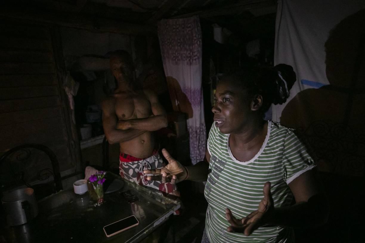 “No hay pan, no hay leche. No tenemos corriente. Los niños no van al colegio porque no desayunan y, cuando van, caminan hasta tres kilómetros porque no hay transporte...”, cuenta a EFE mientras a su lado su esposo Víctor, de 49, sólo asiente con la mirada perdida. 