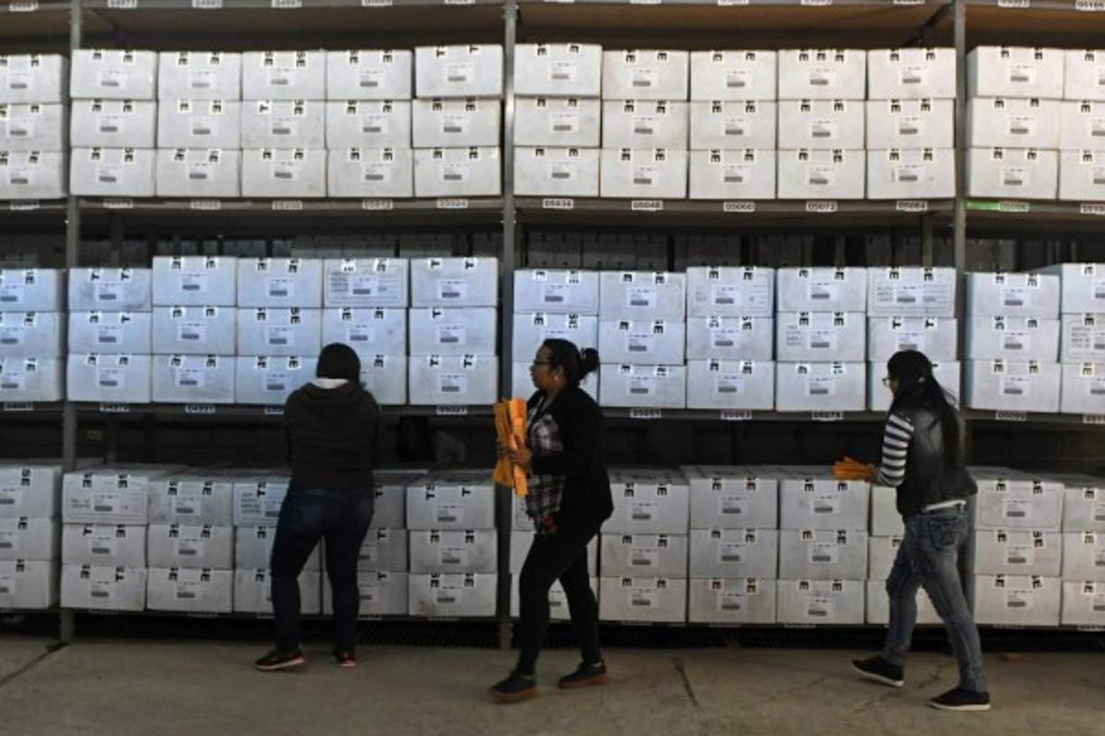 Workers prepare election material for its distribution throughout the country, for the upcoming general election, on November 20, 1017 in Tegucigalpa. <br/>Honduras will hold elections next November 26 to choose president, three vicepresidents, 128 deputies for the local congress an 20 for the Central American (Parlacen) and 128 mayoralties. / AFP PHOTO / ORLANDO SIERRA