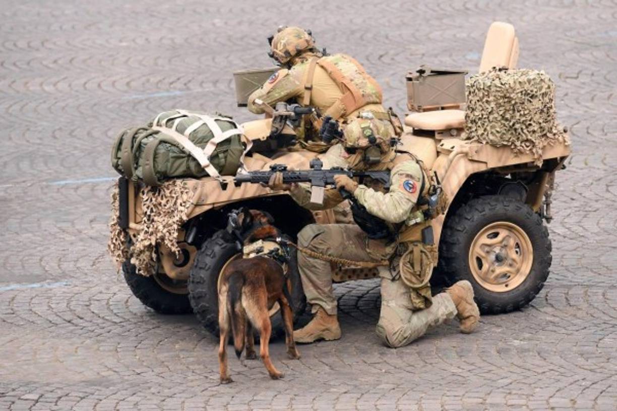 En la apertura del desfile, en la plaza de la Concordia, se exhibieron robots y drones que utilizan las fuerzas armadas.