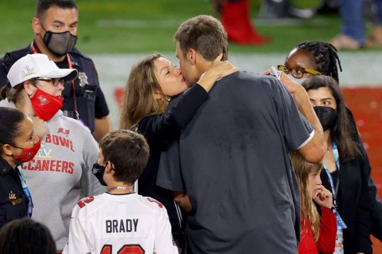 Dentro de la cancha los jugadores también celebraron la victoria sin mascarilla, tal fue el caso de la estrella de los Buccaneers, Tom Brady y su esposa Gisele.