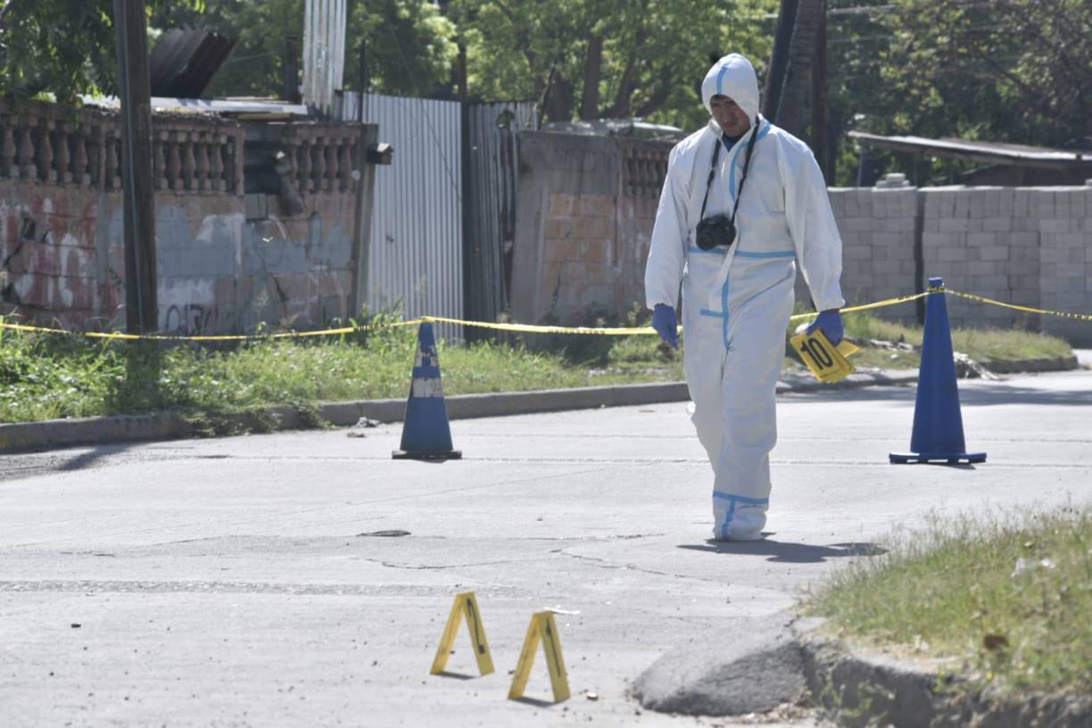 Afortunadamente, el empleado no fue alcanzado por los disparos y salió ileso del atentado. 
