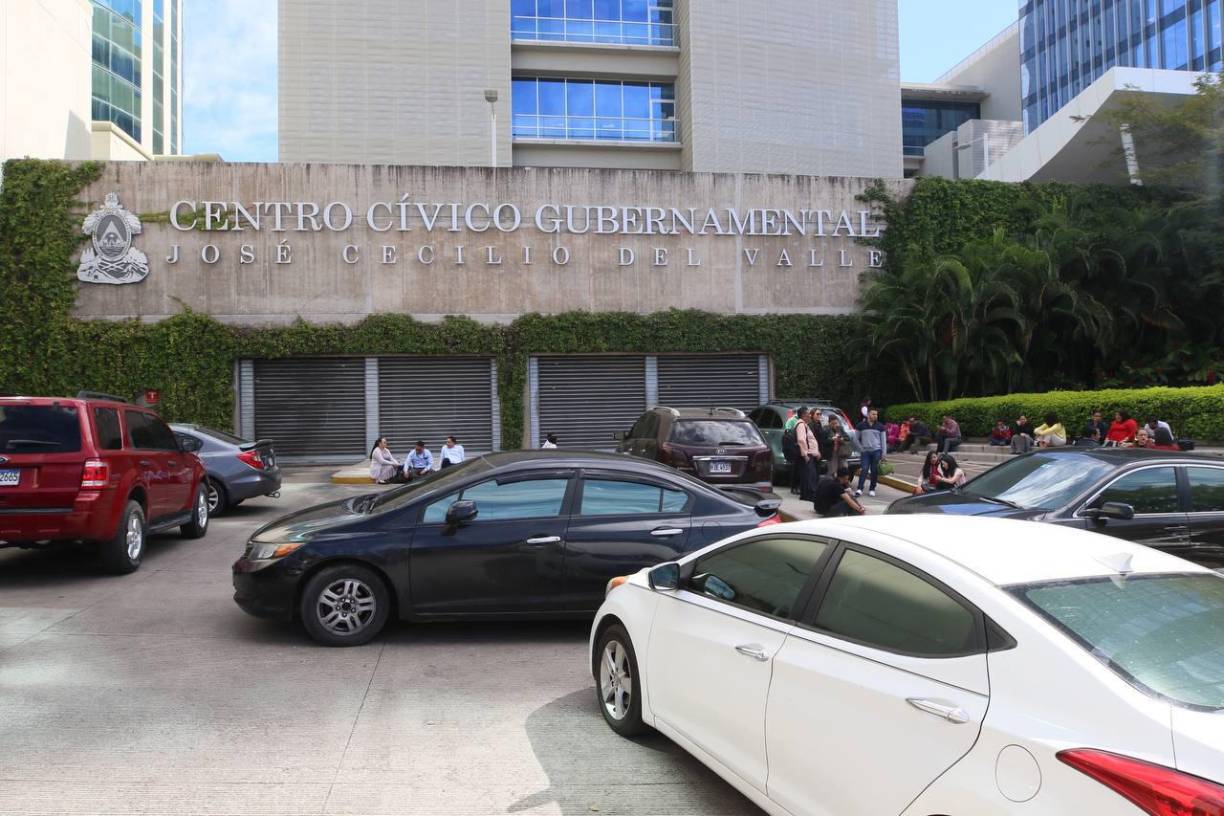 ¡“Parqueo gratis”! Cerrado acceso al Centro Cívico Gubernamental