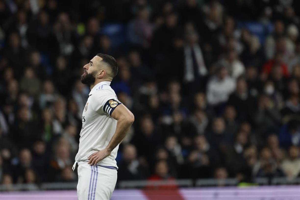 Delantero: Karim Benzema, regresaría para ser titular luego de perderse el juego del fin de semana ante el Espanyol.