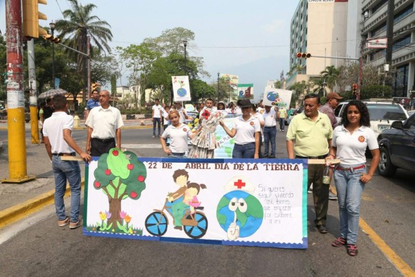 Maestros también participaron de la actividad conmemorativa a la Tierra.