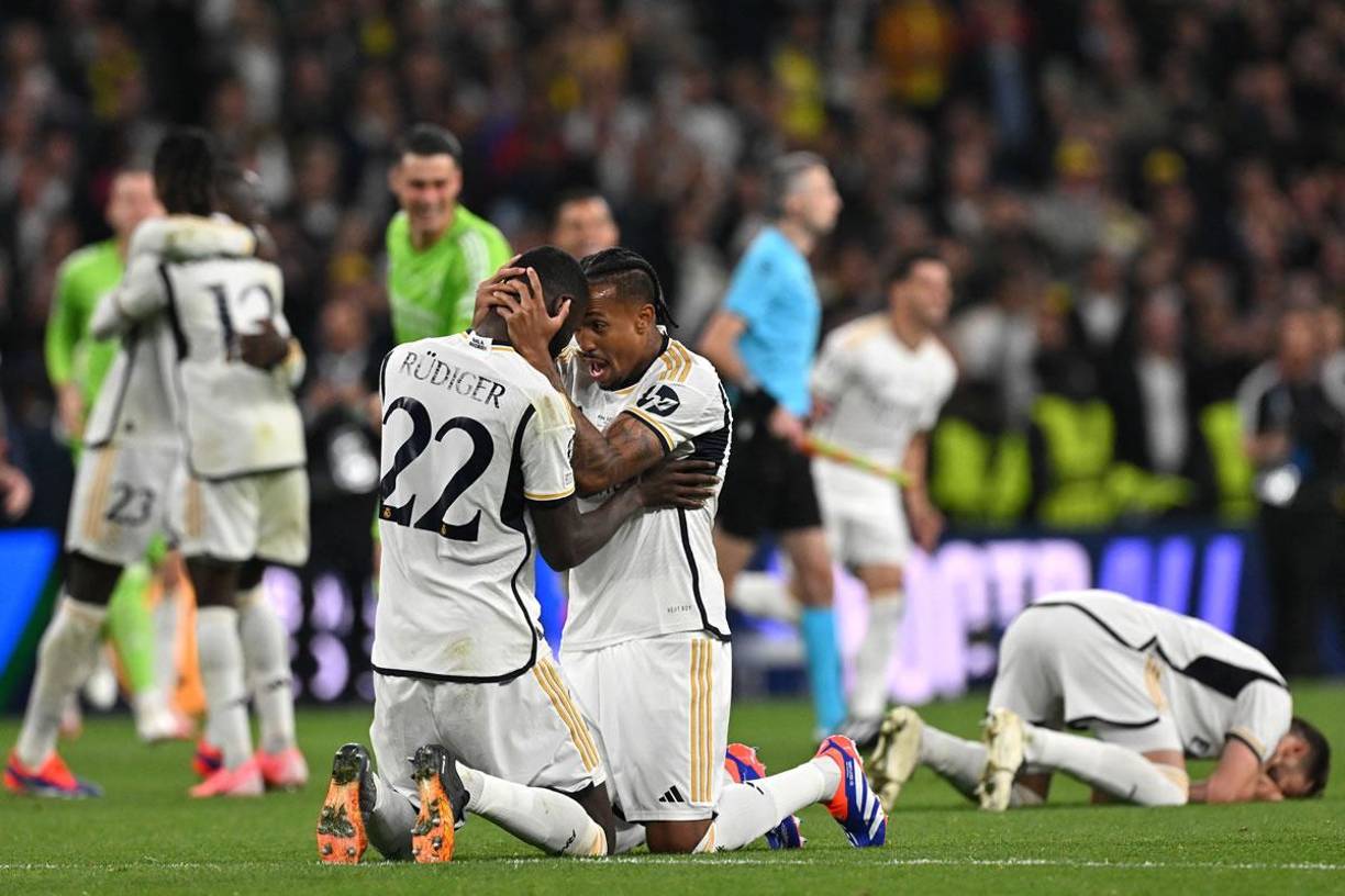 Éder Militao y Antonio Rüdiger de rodillas festejando tras el final del partido. Todo fue emoción en el Real Madrid.