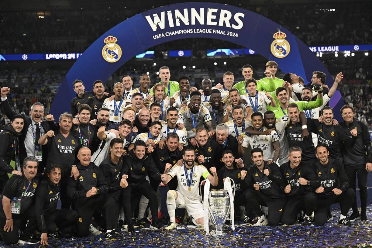 Jugadores y cuerpo técnico del Real Madrid posando con el trofeo de la Champions League.