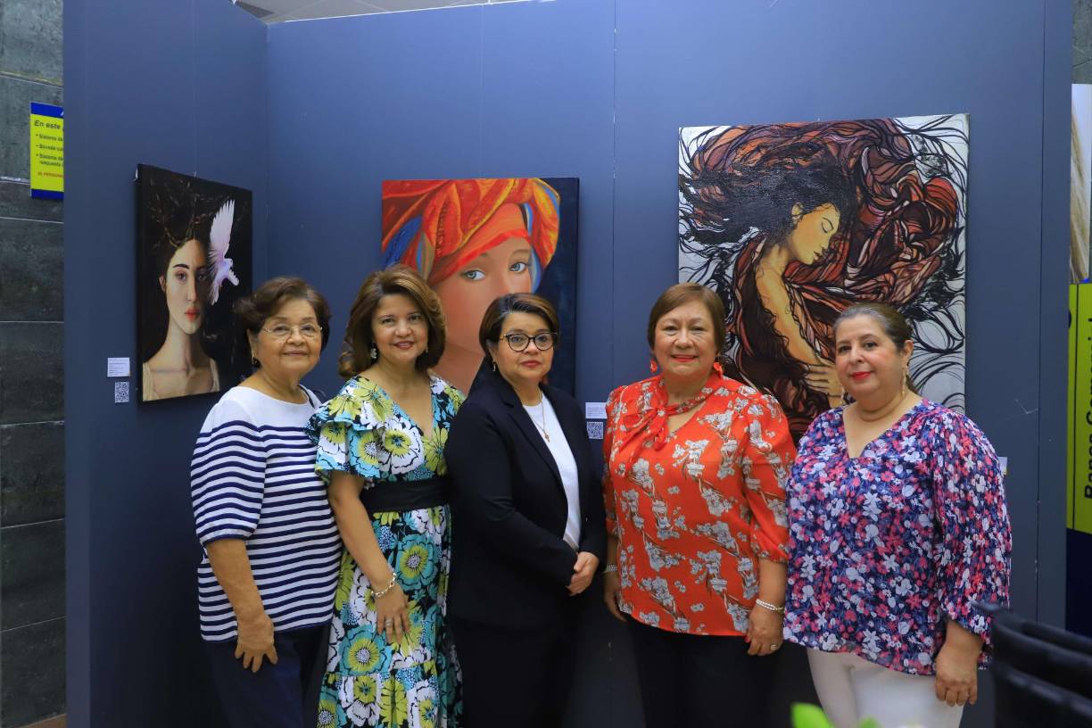 Isolina, Lizeth y Gisela Miranda junto a Eloisa de Murillo y Lesly Ordóñez
