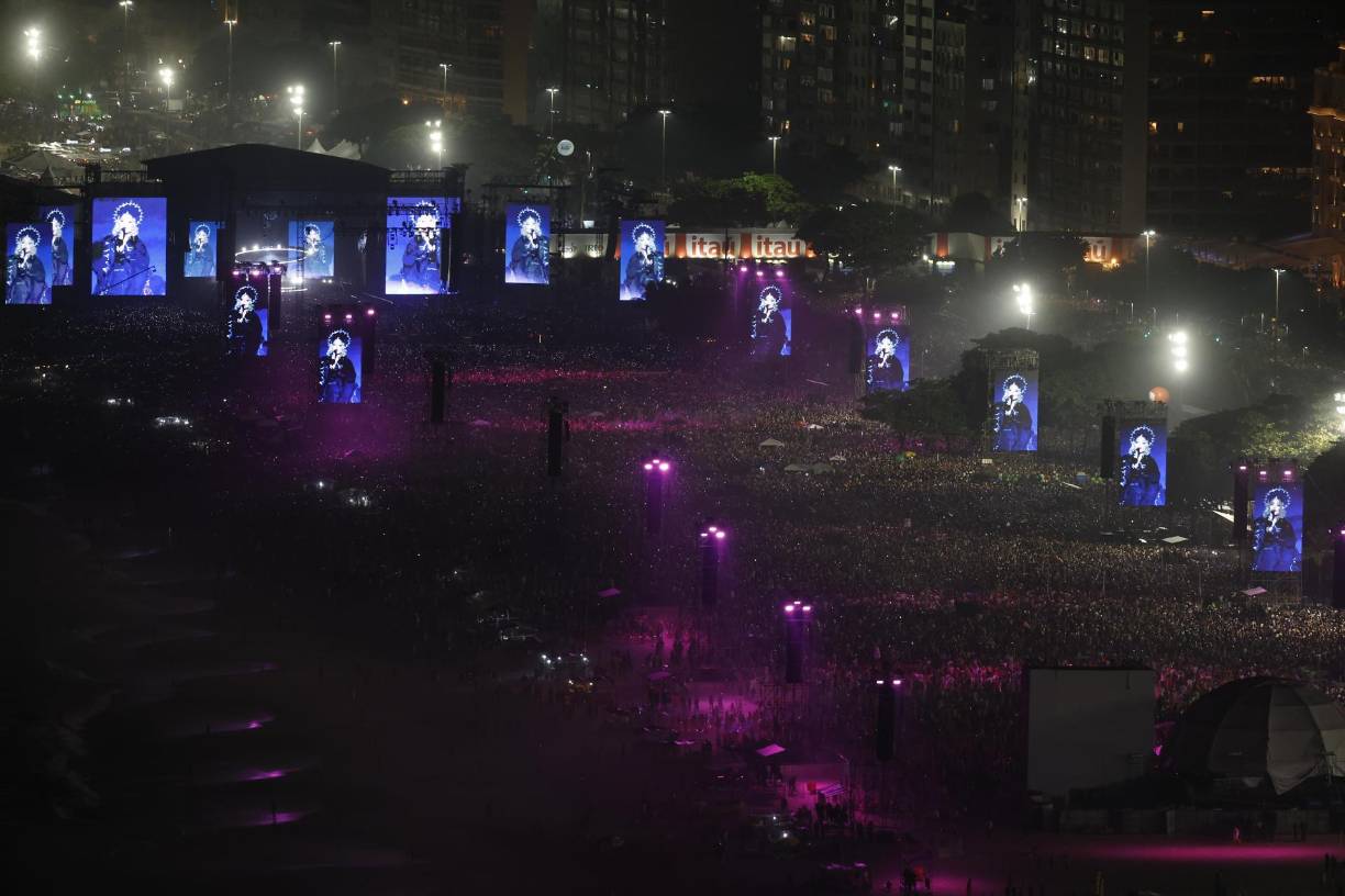 El concierto es histórico para Madonna, que nunca tocó para un público tan numeroso. La estadounidense puede superar la marca que lograron los Rolling Stones en febrero de 2006, cuando atrajeron a 1,5 millones de personas también a la playa de Copacabana.