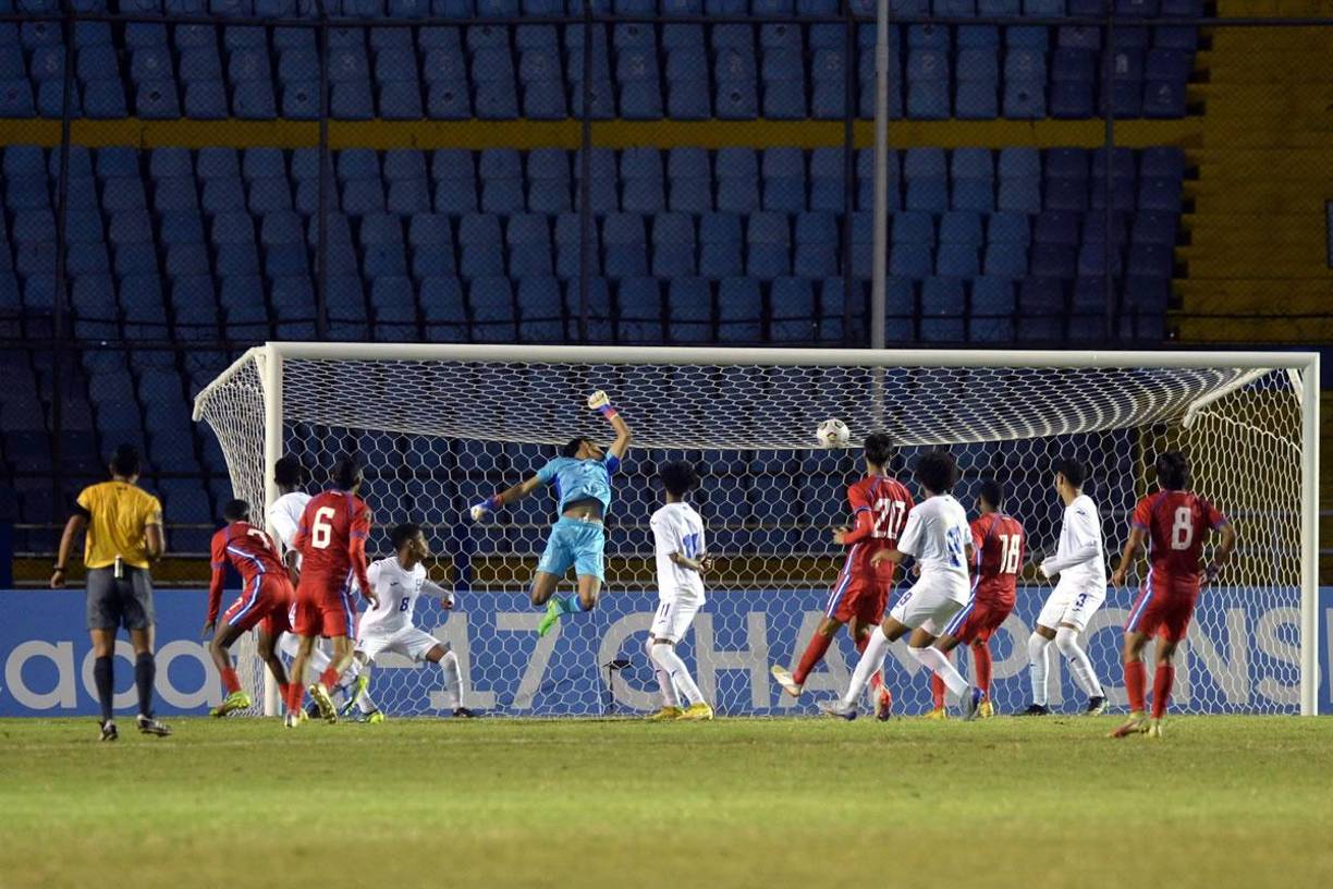 El momento del autogol de Brayan Vaquedano que adelantó a Panamá en el marcador 1-0 annte Honduras.