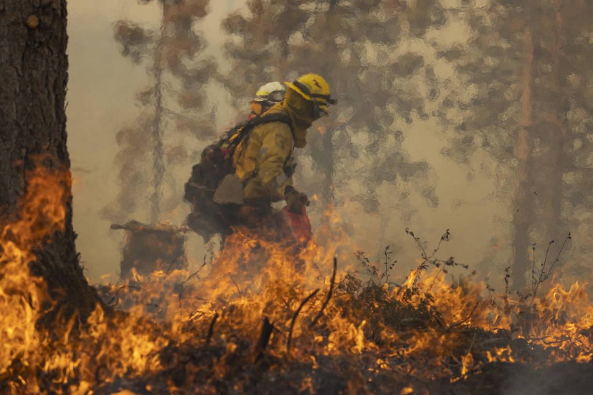 El último parte de las autoridades afirmó que los bomberos continúan trabajando bajo condiciones de intenso calor y sequía, y en un terreno empinado y escarpado, lo que complica la operación.
