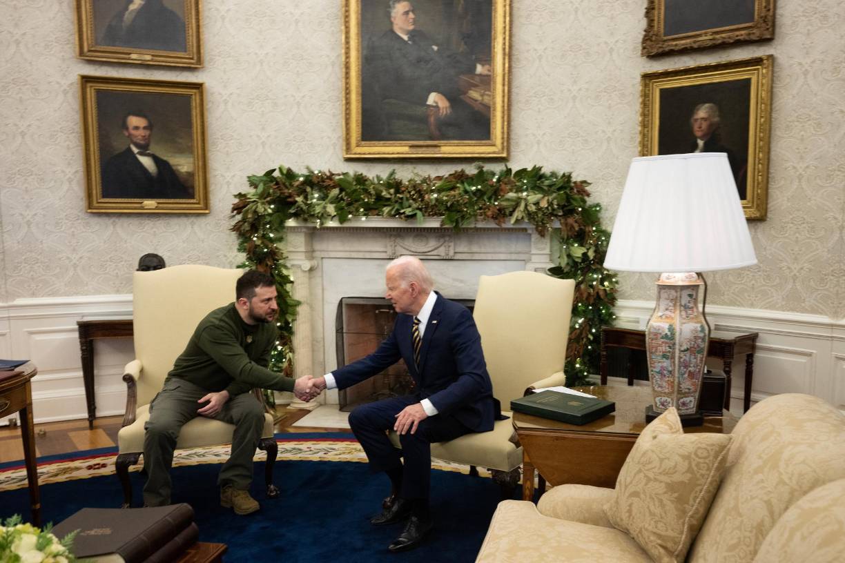 “Vamos a seguir reforzando la capacidad de Ucrania para defenderse, en particular la defensa aérea”, dijo Biden a Zelensky sentados junto a la chimenea del Salón Oval.