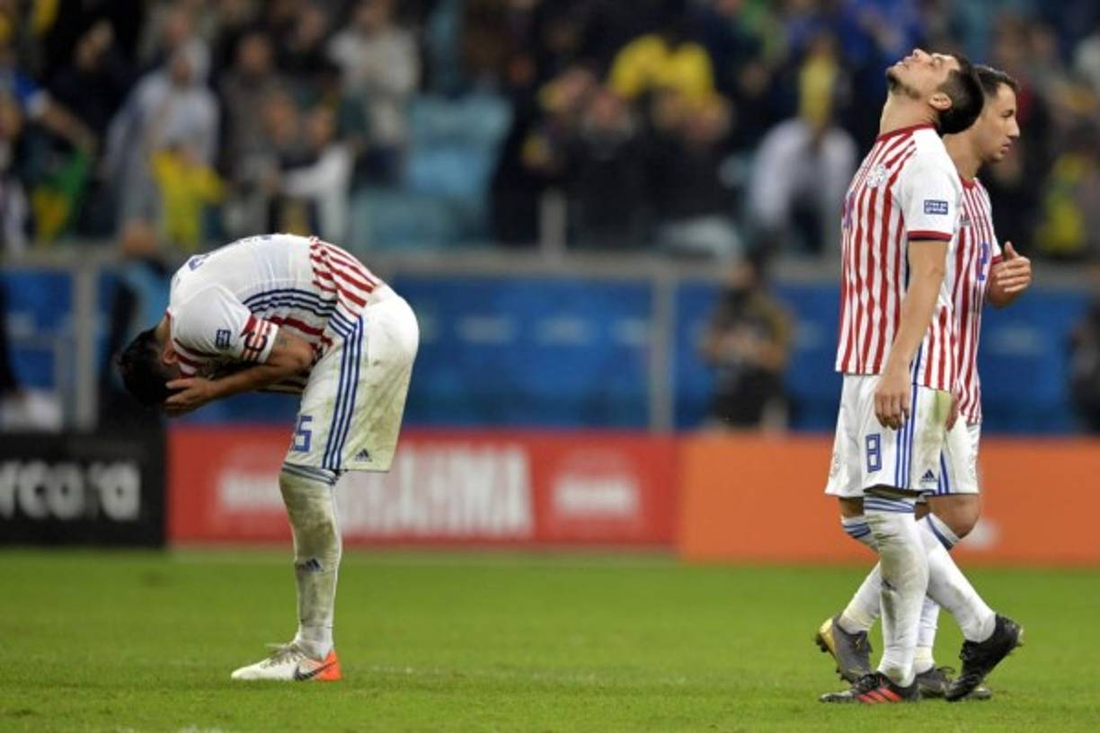 Los paraguayos Gustavo Gómez, Rodrigo Rojas e Iván Piris se lamentan tras perder en penales contra Brasil.
