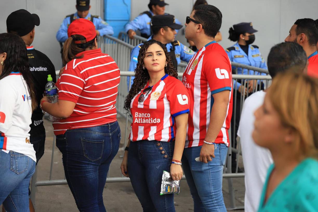 La afición hizo largas filas en las afueras del estadio Nacional Chelato Uclés.