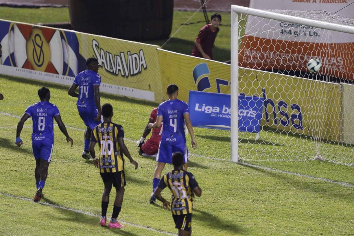 En el minuto 64’ Juan Vieyra, que ya había alertado anteriormente con una tijereta sensacional, anotó gol olímpico luego de cobrar desde la banda de la izquierda, la pelota llegó al poste derecho del cuadro ceibeño y terminó metiéndose en medio del joven portero Edwin Marín para el 3-2 definitivo.