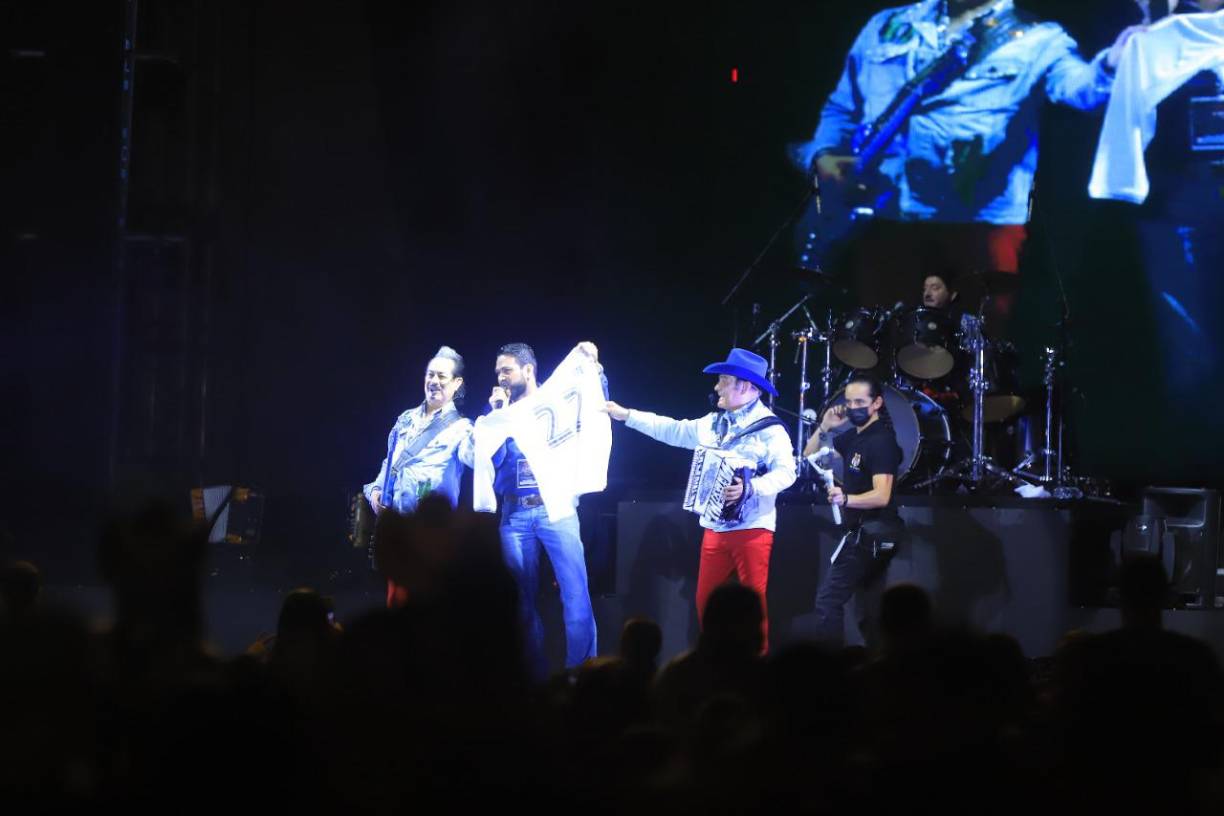 El empresario Joaquín Núñez, uno de los organizadores del evento, les entregó como regalo una camiseta de la selección con el nombre Los Tigres del Norte. 