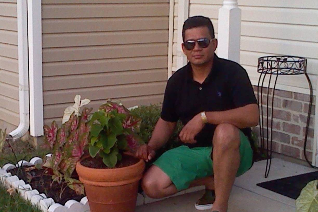 De acuerdo con el relato de personas que estaban en la velada, la situación entre la pareja se tornó violenta luego que López Navarro le arrebatara el celular a su esposo.