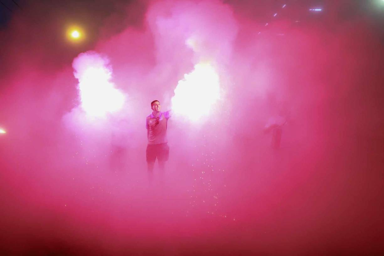 En las afueras del Nacional Chelato Uclés se vivió una algarabía monumental por parte de la Ultra Fiel.