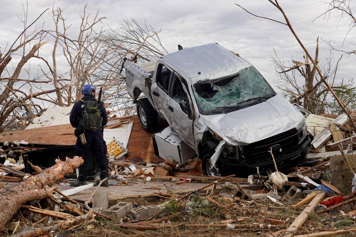 “Claramente estamos todavía en la fase de recuperación y rescate”, dijo Beshear, quien indicó que 8 de los 74 muertos en Kentucky siguen sin identificar y que 12 son menores de edad. 