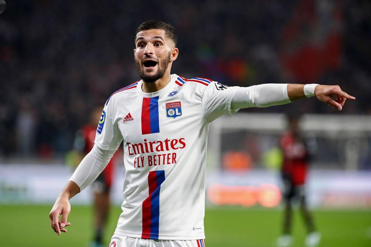 La Roma está en conversaciones para hacerse con los servicios del centrocampista franco-argelino Houssem Aouar. El jugador, que estaba en el radar del Betis, termina contrato este verano y el conjunto italiano apuesta fuerte por él. Mourinho lo quiere.