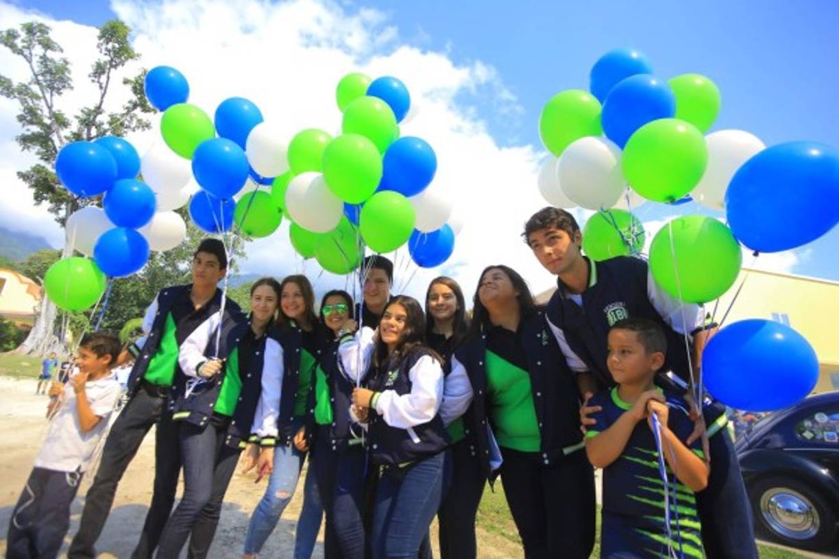 Globos de colores, bengalas y hasta el confeti fue parte de los detalles que escogieron los estudiantes para su ingreso a las aulas de clase. Se ataviaron con los más curiosos y divertidos atuendos. Otros prefirieron lucir camisetas oficiales para que les quedara de recuerdo. En sus respectivas instituciones, todo fue furor y júbilo por el regreso a clases de las promociones que se graduarán en 2018.