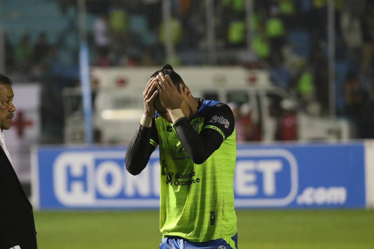 Allan Cárcamo se llevó las manos a las cabezas y rompió en llanto tras perder la final.