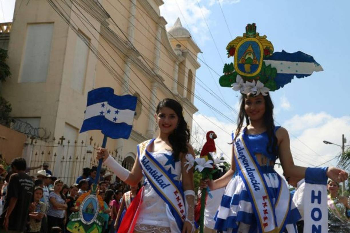 Hermosas jovencitas rinden tributos a los símbolos nacionales.