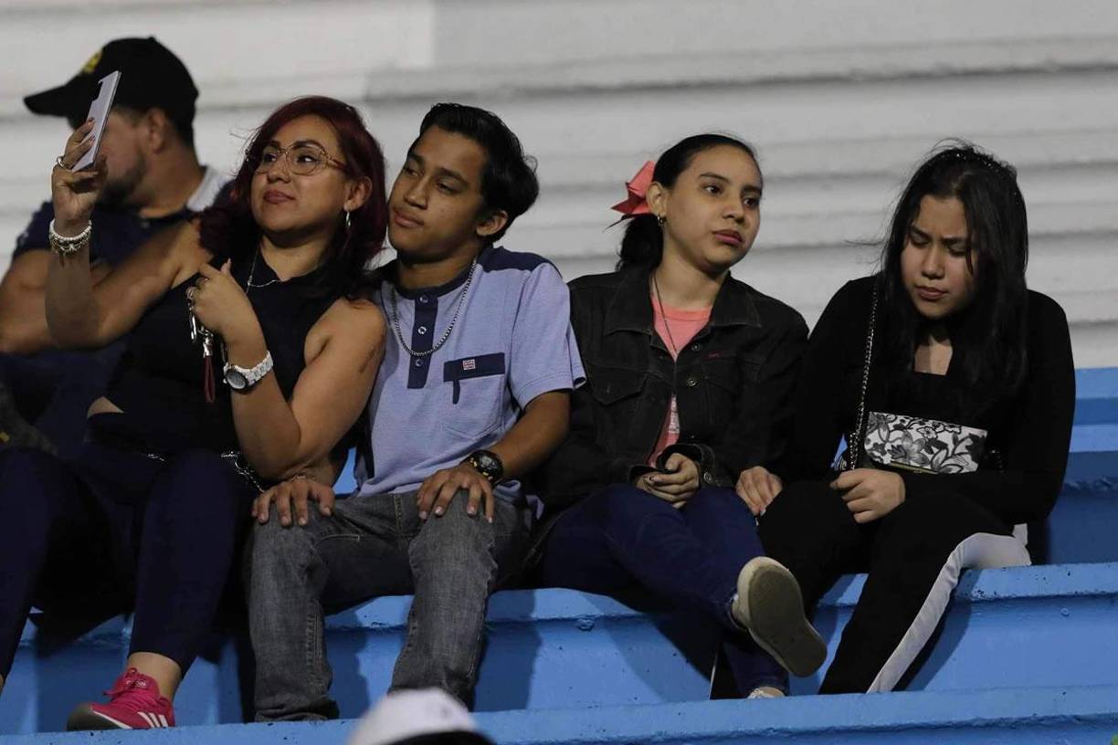 Aficionados hondureños asistieron al estadio Nacional Chelato Uclés para ver la despedida de ‘Rambo‘ de León.