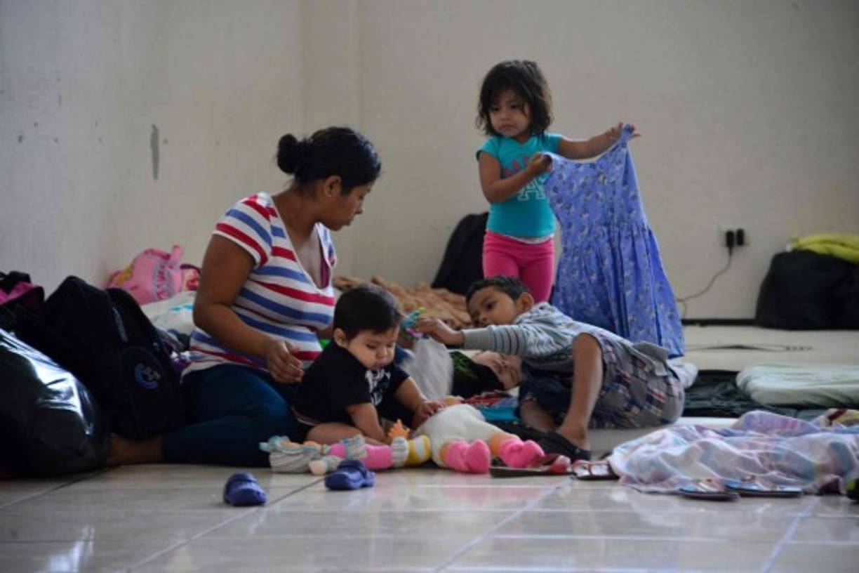 Cientos de personas se volcaron a comprar bolsas plásticas, linternas, agua embotellada, comidas enlatadas para prepararse ante la eventual llegada del fenómeno. Otros se dirigieron a los albergues que ya están abiertos por las posibles inundaciones que puedan afectar la zona costera de ambos países.