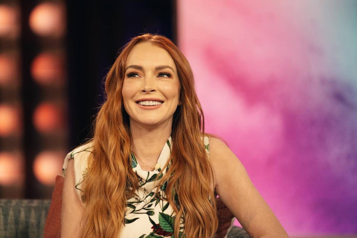 El cambio físico, pero sobre todo facial, de la <b>actriz Lindsay Lohan</b> ha sorprendido en las últimas a hasta el punto de ser comparada con la película “La Sustancia” donde vemos a Demi Moore interpretando a una famosa en decadencia que comienza a usar una sustancia que la ayuda a <b>rejuvenecer</b> y aunque esto es ficción, muchos aseguran que la realidad superó lo que vimos en la pantalla grande. 