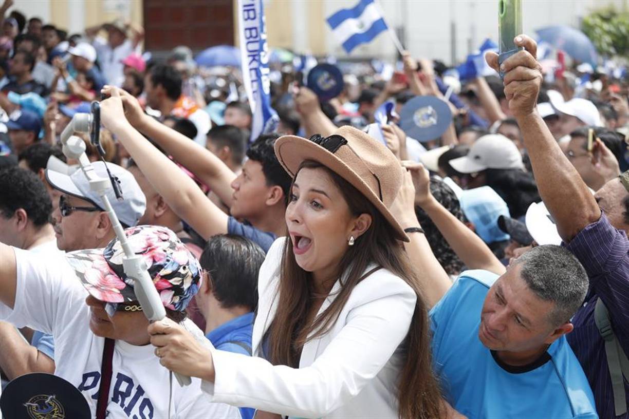 En las afueras de donde se realizó el acto de investidura había una gran cantidad de simpatizantes.
