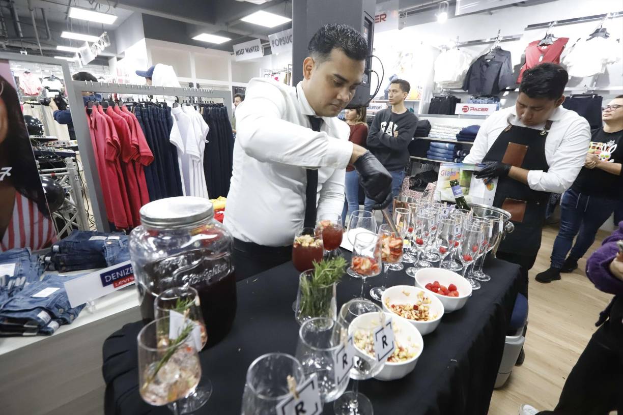 Durante el evento se dieron cocteles, los cuales fueron preparados por especialistas en el momento. Aparte, se regalaron algunas prendas que recién lanzaron los Hijos de Morazán en colaboración con la marca nacional Pacer. 