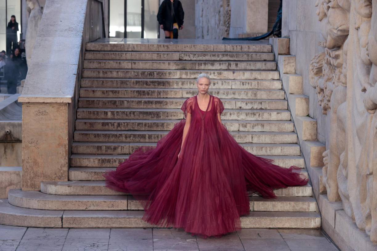 El estadounidense Rick Owens dio un giro a su producción habitual con un mensaje optimista, de colores solares, como el amarillo o naranja.Ese cambio proviene de sus viajes a Egipto, donde pudo “admirar con alivio todo lo que sobrevive tras innumerables guerras.